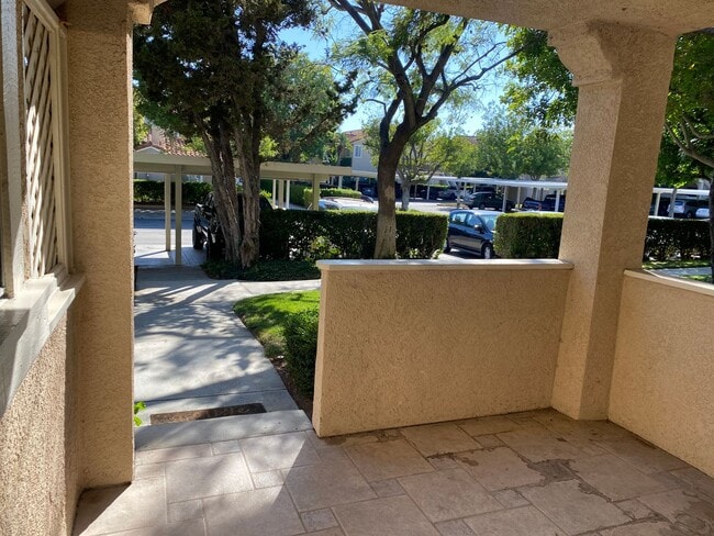 Building Photo - 2 BEDROOM DOWNSTAIRS END UNIT WITH PATIO