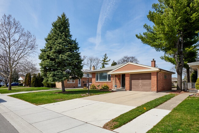 Building Photo - 8544 W Roseview Dr