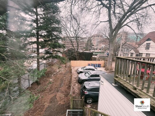 Building Photo - Updated Heritage Hill 2 bed 1 bath upper a...
