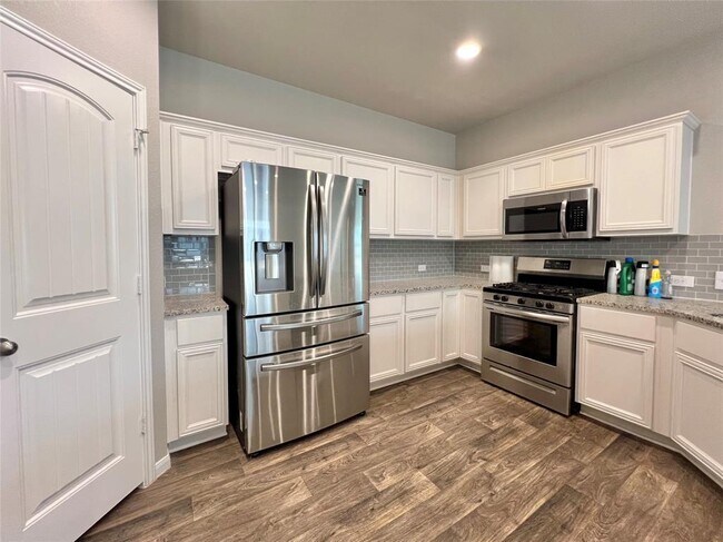 Building Photo - 13800 Cantarra Dr