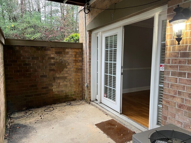 Building Photo - Quiet and Comfortable Condo in Sandy Springs!