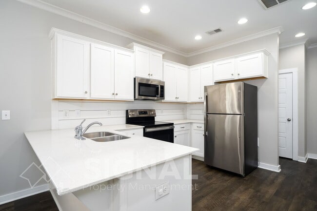 Building Photo - 215 Creek Run Way