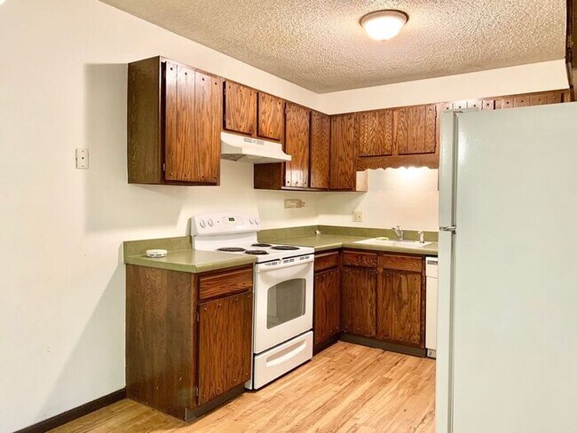Building Photo - Great Two Bedroom, One Bath Apartments for Rent in East Loveland!  2 Weeks Free, Flexible lease t...