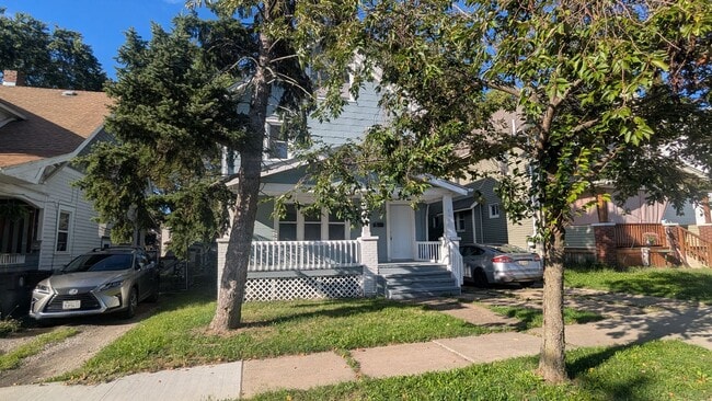 Building Photo - 711 Roselawn Ave