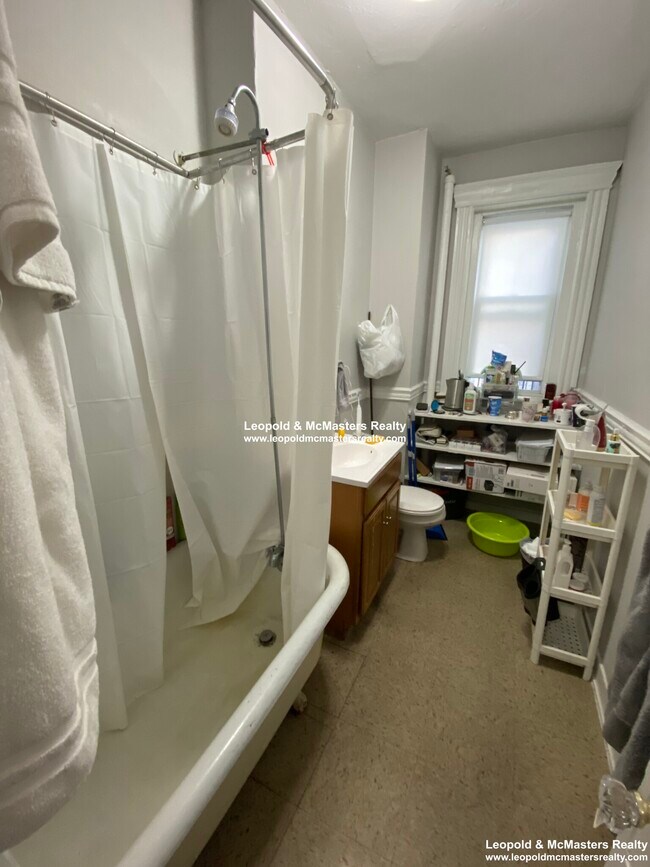 Building Photo - 368 Riverway
