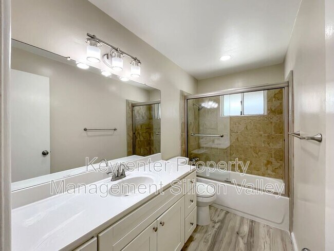 Building Photo - 878 Castlewood Dr