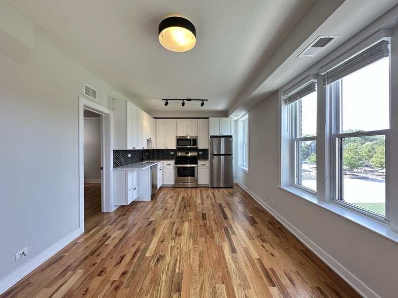 Building Photo - 649 W Wrightwood Ave
