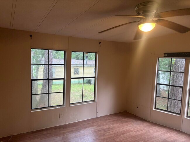 Building Photo - 206 Tropicaire St