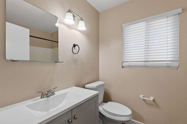 Building Photo - Canyon Crest Home