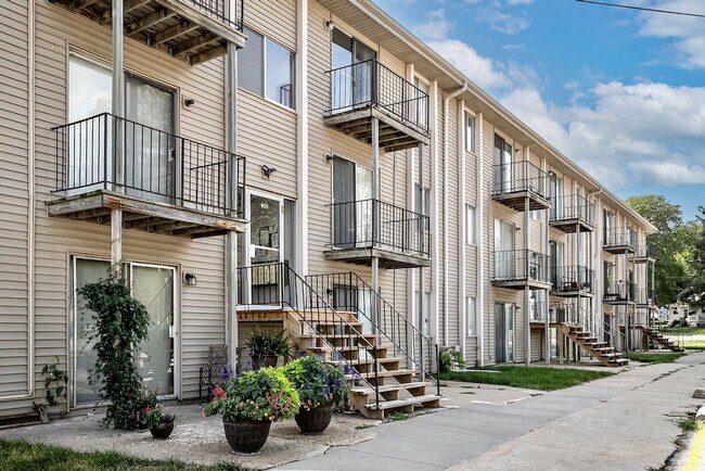 Building Photo - Ground-Floor 1-Bedroom with Walk-Out Patio