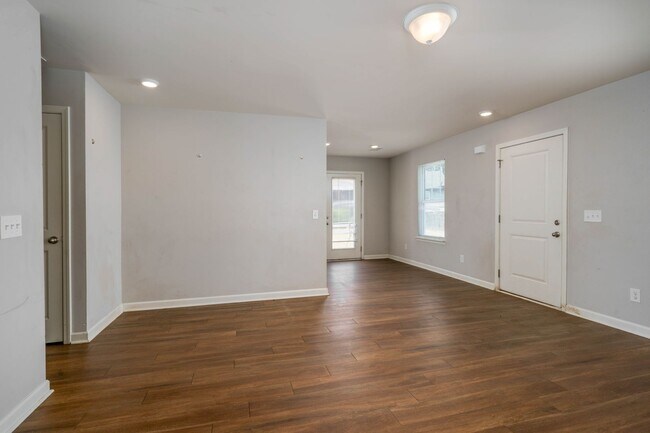 Building Photo - Nice 3 Bed 2 Bath House Available Now! Call to Schedule a Tour!