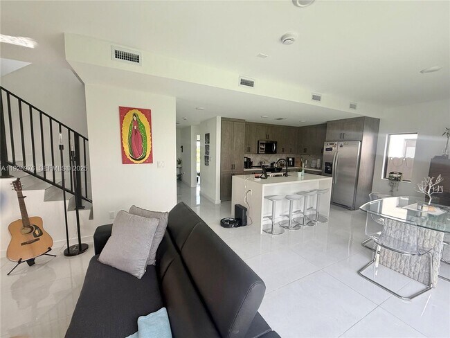 Building Photo - 1327 NW 2nd Ln