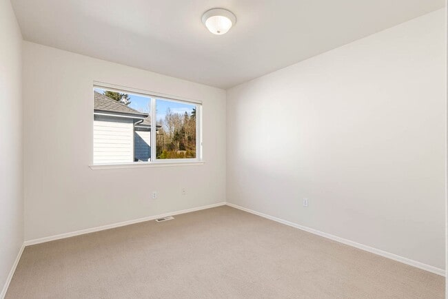 Building Photo - 824 Chelan Pl NE