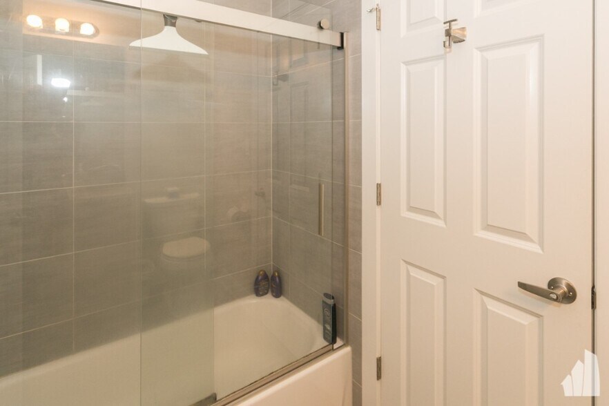 Building Photo - 1218 W Diversey Pky