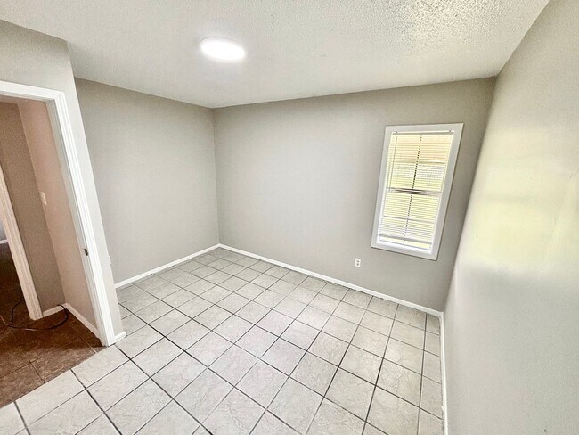 Building Photo - Move In Ready!
