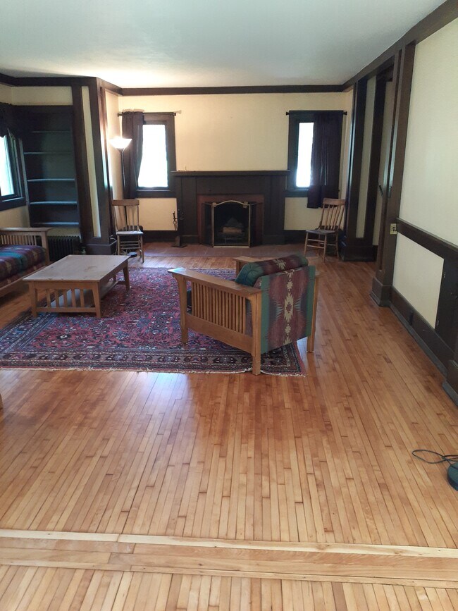 Building Photo - 630 E Holmes St