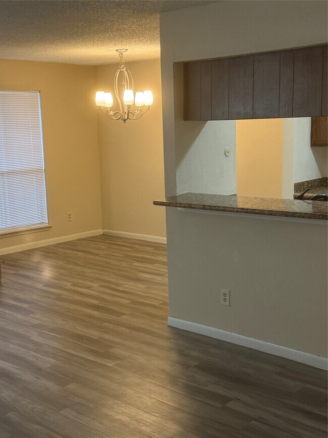 Building Photo - 17401 Red Oak Dr