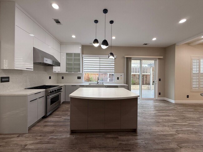 Building Photo - 20 Gonsalves Ct
