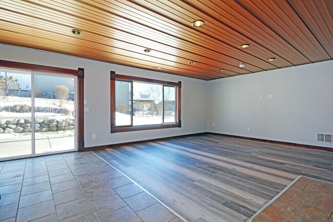 Building Photo - Spacious 5-Bed, 3 Bath Home in Delano - Available Now!