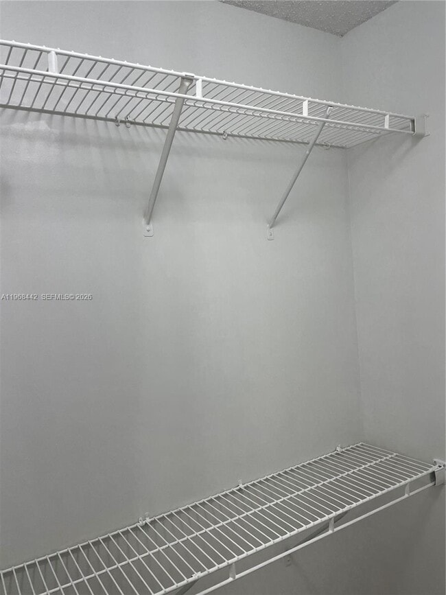 Building Photo - 570 S Park Rd