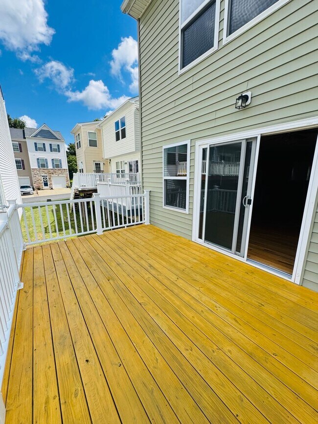 Building Photo - 3 Bed/ 2.5 Bath Townhome close to the interstate - Available 06/08/2026