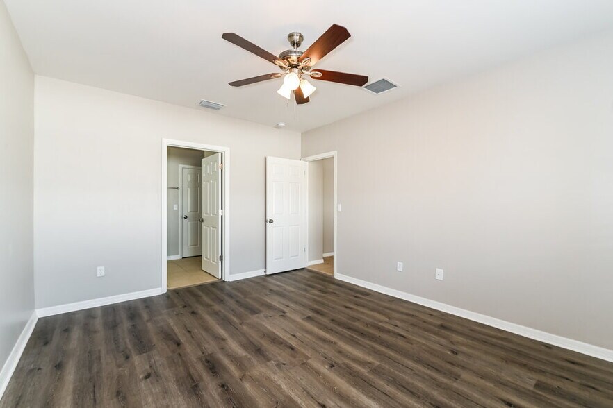 Building Photo - 4406 SW 15th Ave