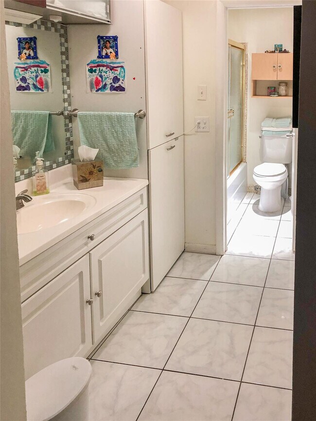 Building Photo - 5614 Hammock Ln