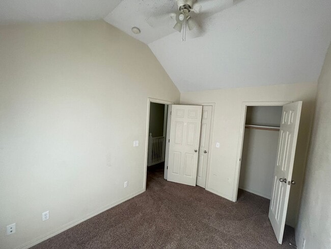 Building Photo - Spacious 3 bedroom, 2.5 bathroom Duplex