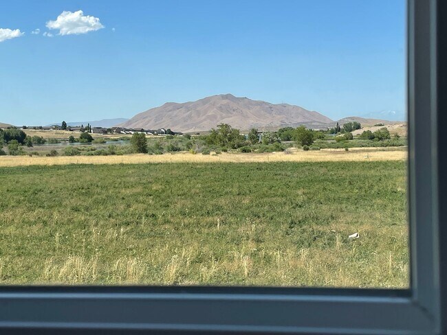 Building Photo - 3-Bedroom Townhome in Santaquin!