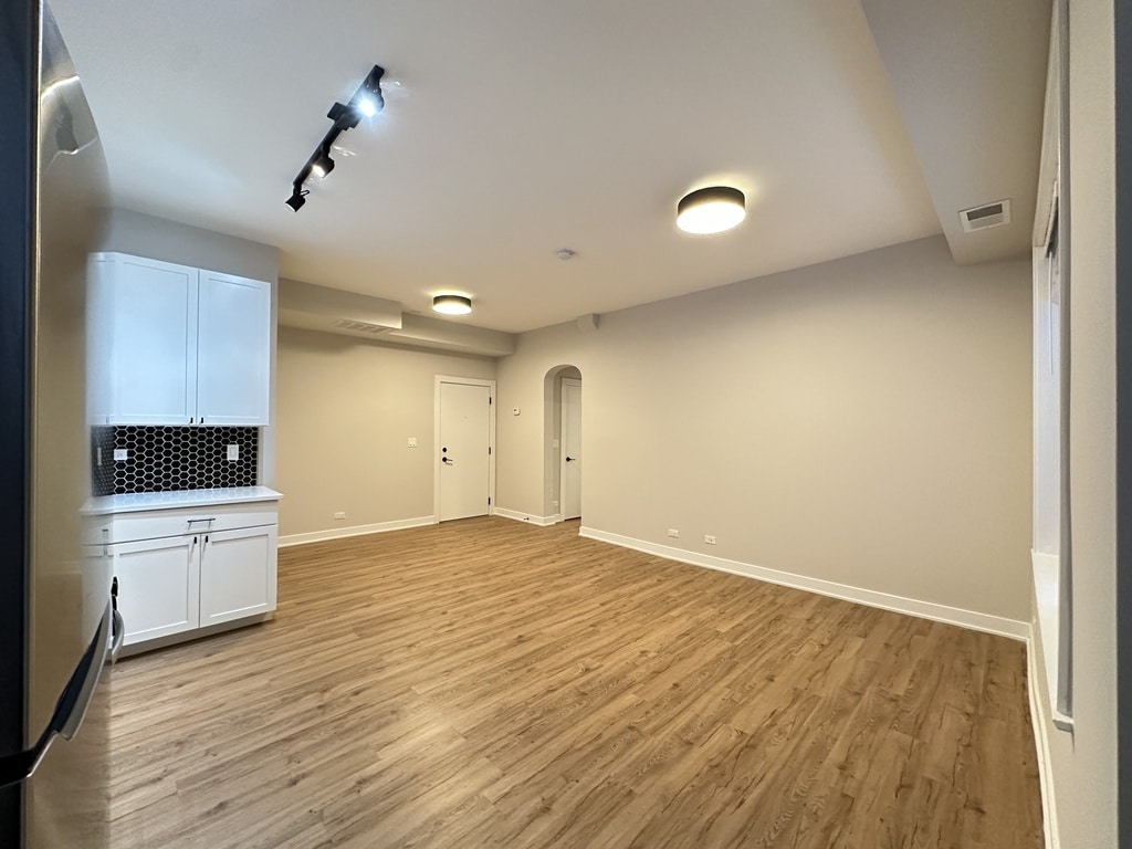 Building Photo - 661 W Wrightwood Ave