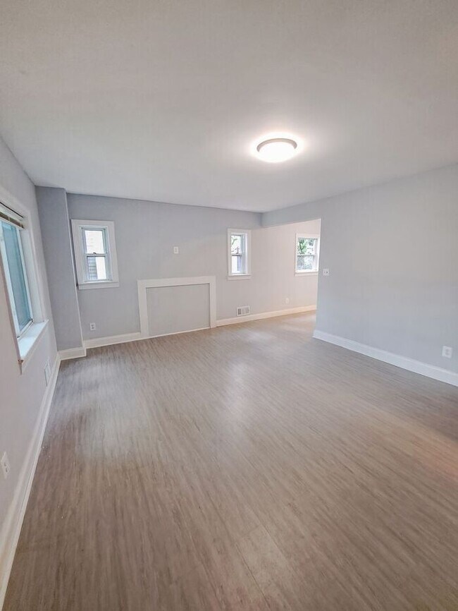 Building Photo - Mid-Century Modern SFH 3-Level, All Utilit...