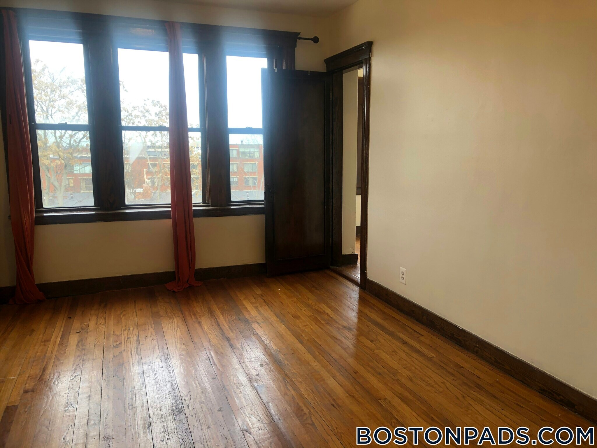 Building Photo - 240 Kelton St