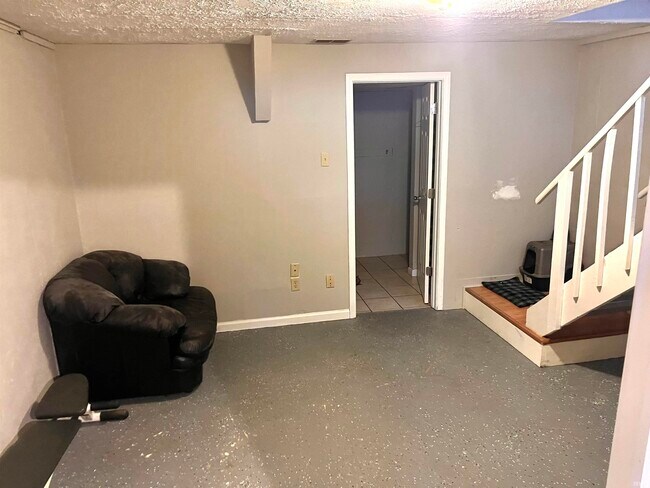 Building Photo - 519 E Graham Pl