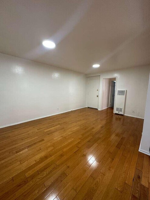 Building Photo - 1737 N Sycamore Ave