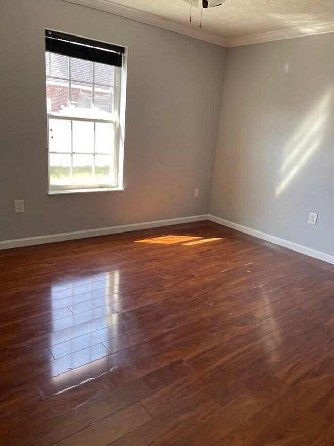 Building Photo - 411 Cornus Ave