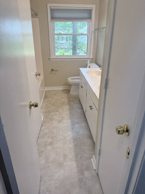Building Photo - Spacious Cape in Woodlake Available Immediately