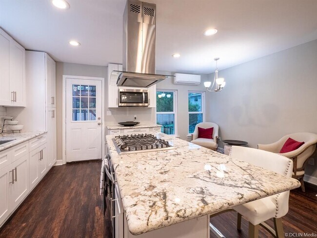 Building Photo - 2421 Truxillo St