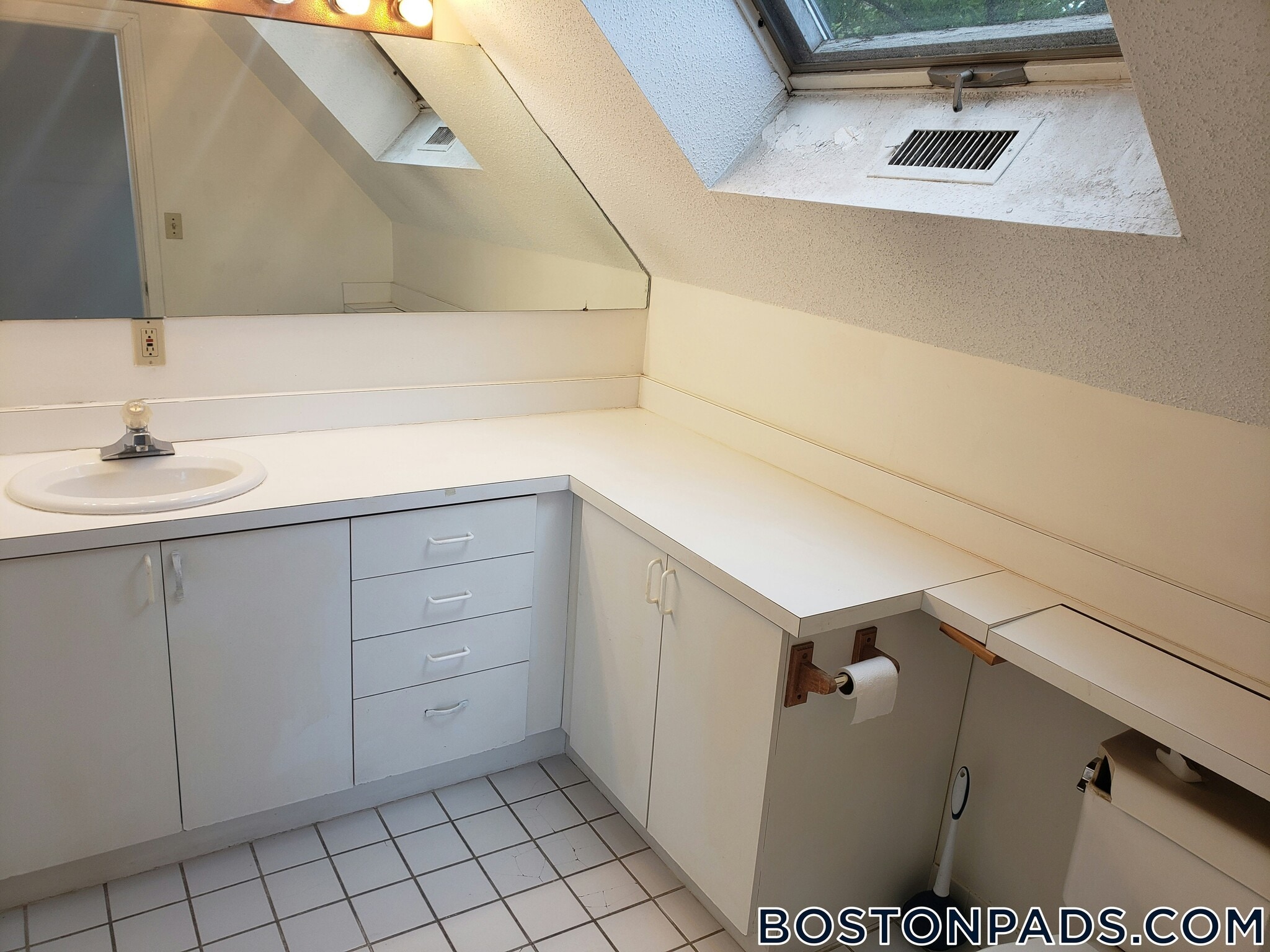 Building Photo - 11 Etna St