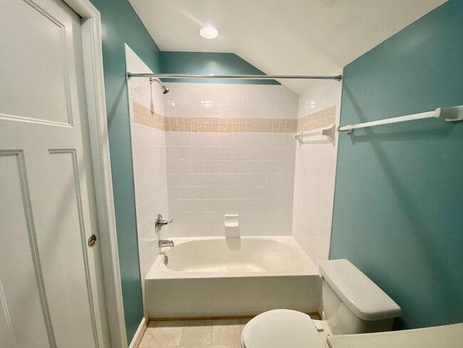Building Photo - Spacious Condo - Waterfront Community - Av...