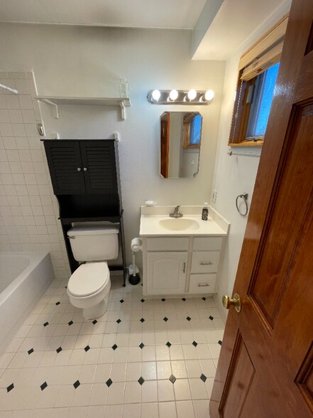 Building Photo - 1904 N Woodley St