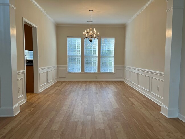 Building Photo - 4 bed, 2.5 bath w/ 2 car garage close to p...