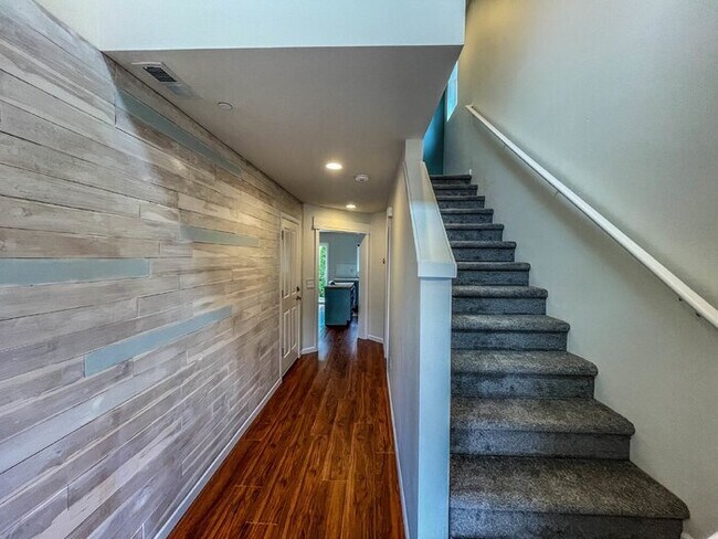 Building Photo - 3 Bed 2.5 Bath 2 Car Garage 1493sf Low maintenance yards. Prime Location.