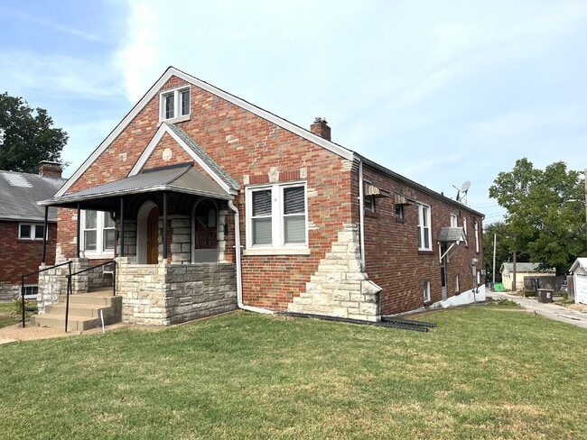 Building Photo - Spacious St. Louis Home for Rent | Convenient Location