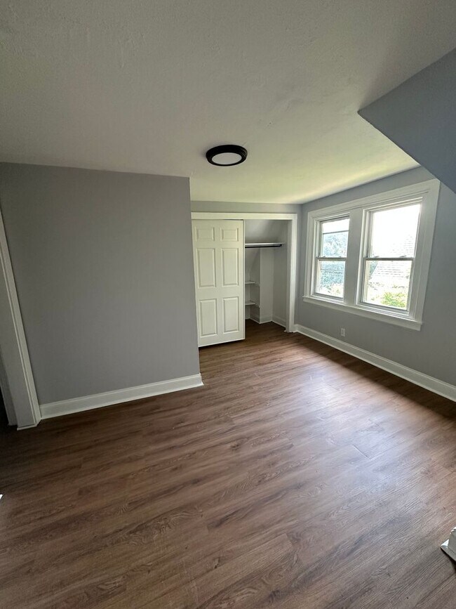 Building Photo - 3RD FLOOR Apartment For Rent! 1bed/1 Bath