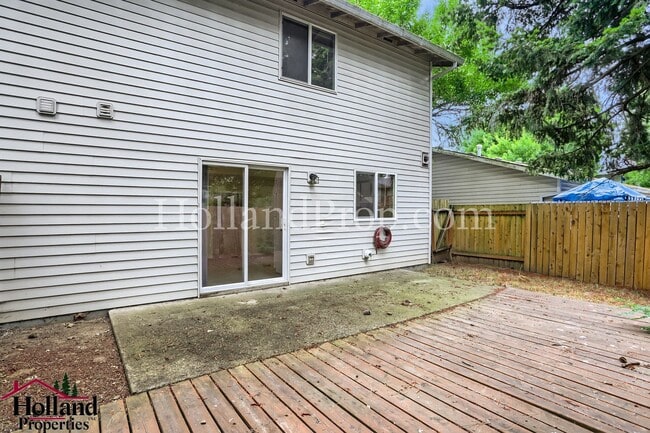 Building Photo - Cozy & Bright 3-Bedroom Retreat in Southeast Portland – Fenced Yard & Garage!