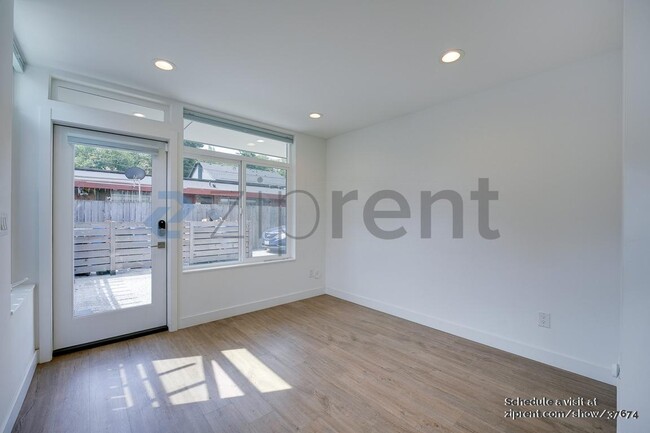 Building Photo - 1061 S Cloverdale St