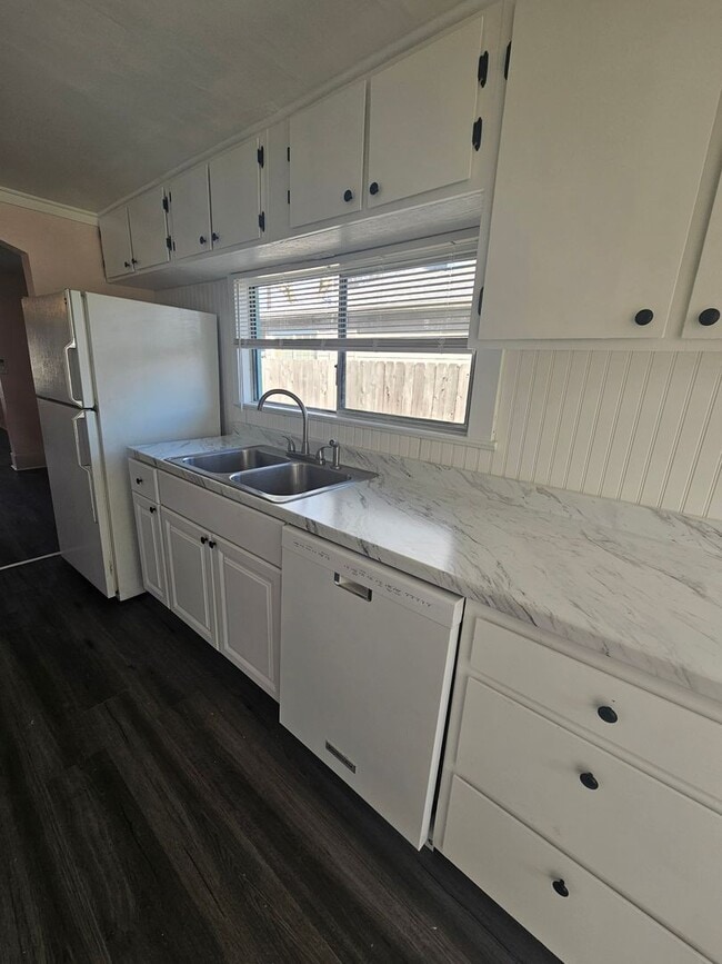 Building Photo - Newly Remodeled 2 Bedroom Home!