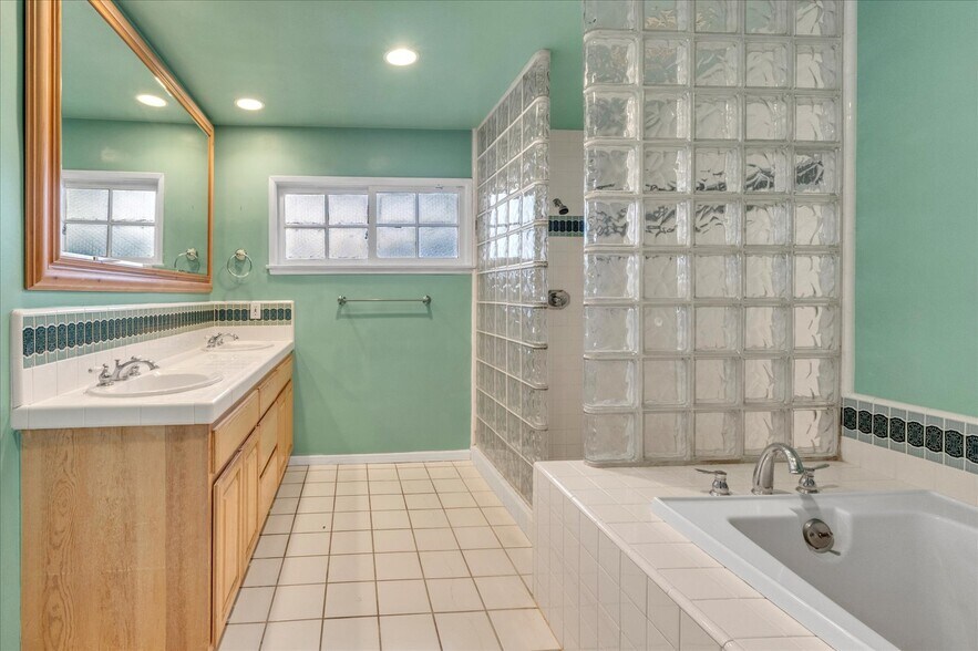 Building Photo - 16553 Hartsook St