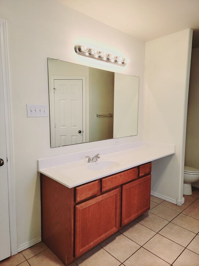 Building Photo - Spacious 3/2/2 in Frenship