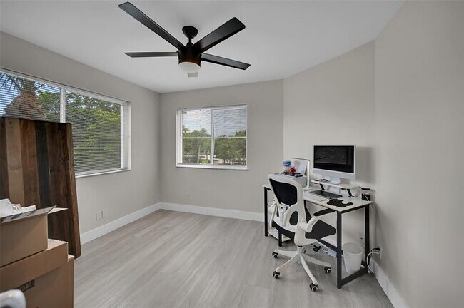 Building Photo - 9833 Westview Dr